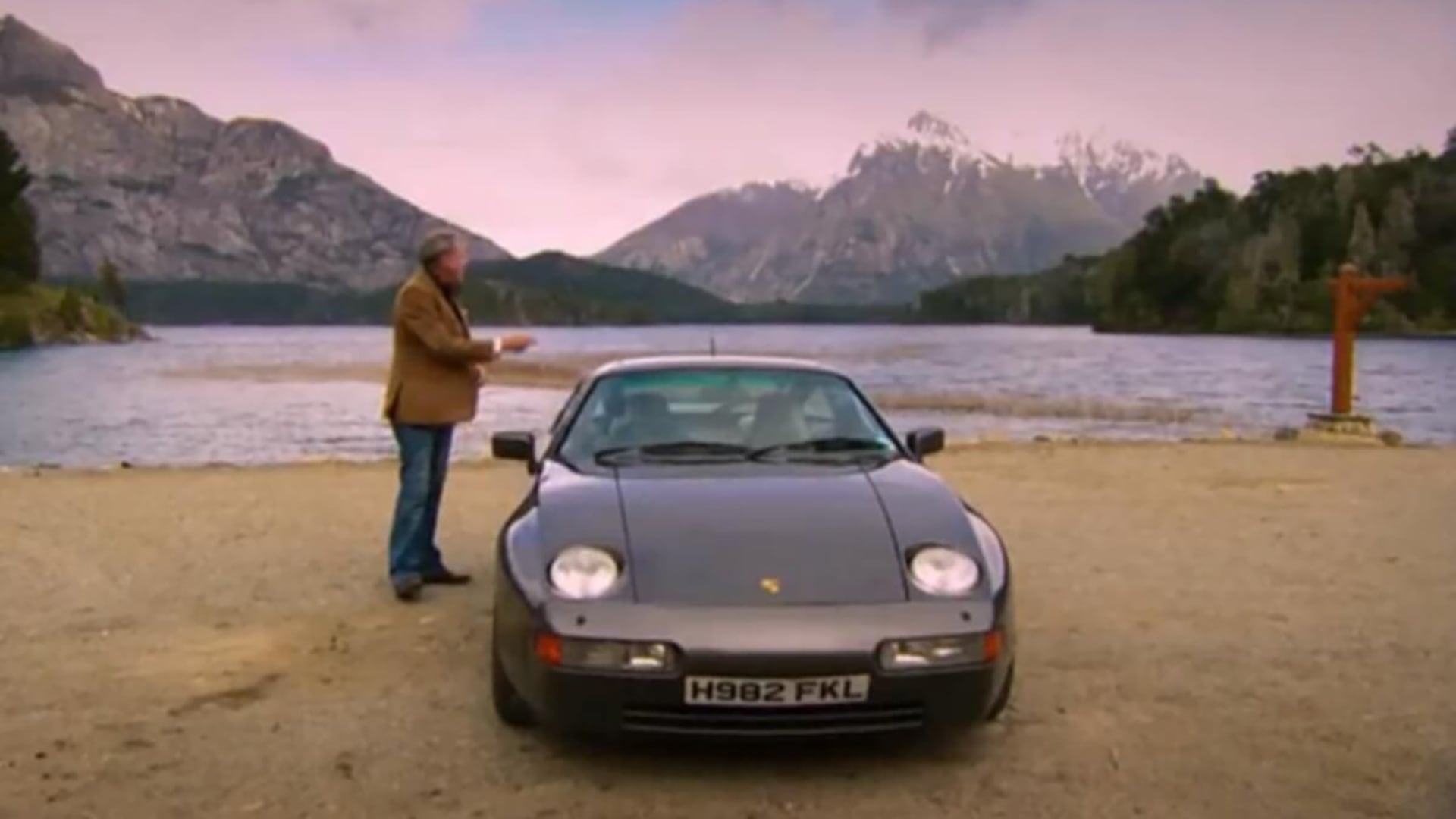 Clarkson en Tierra del Fuego con el auto y su patente que provocaron el conflicto