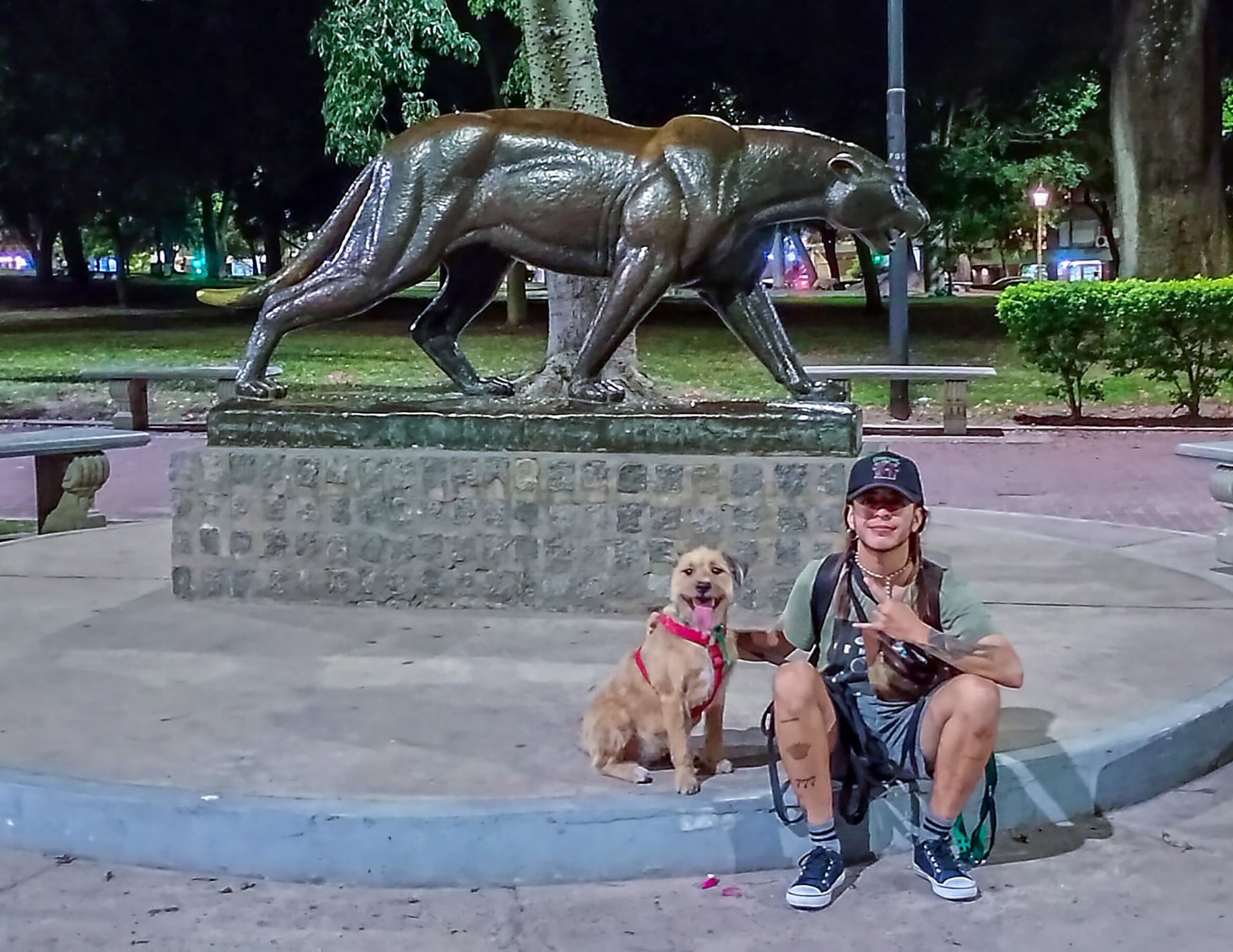 Liam Rodríguez halló en la capacitación profesional de paseadores de perros la clave para convertir su vocación en una fuente de autonomía y estabilidad