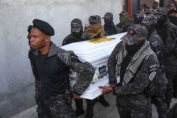 La policía lleva el ataúd que contiene los restos del oficial de policía Jeff Petit-Dieu, quien fue asesinado en un reciente ataque de pandillas, durante su funeral en Puerto Príncipe, Haití, el martes 3 de diciembre de 2024. (Foto AP/Odelyn Joseph)