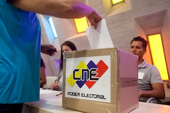 Una mujer deposita su voto