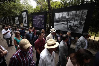 Personas observan la exposición '85