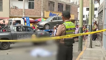 Los disparos provocaron temor entre los vendedores ambulantes, conductores y mototaxistas que se encontraban en los alrededores - Créditos: Captura de pantalla de América TV.