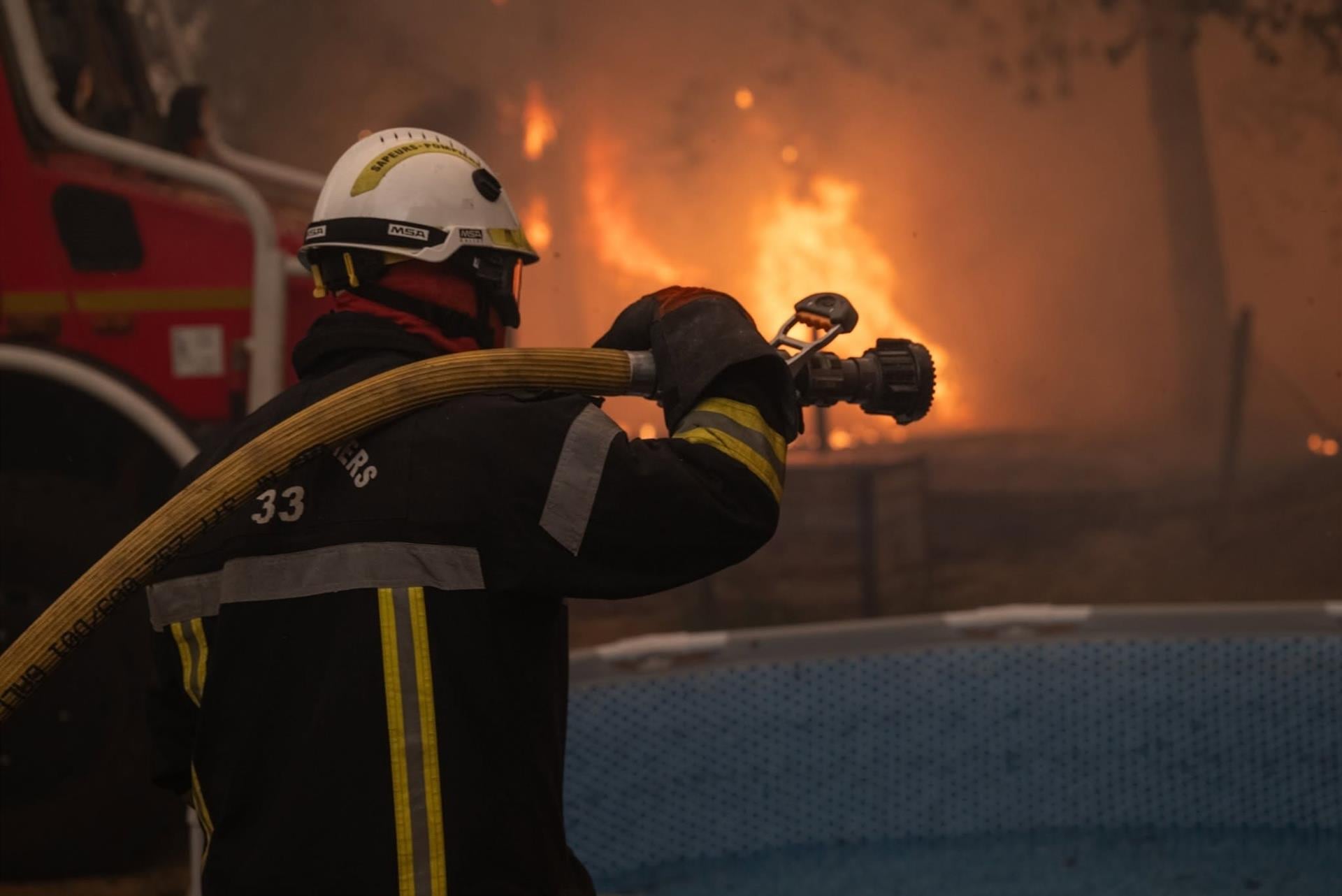 El ministro del Interior francés informa de que el incendio en Gironda está "estable", pero no "controlado"