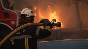 El ministro del Interior francés informa de que el incendio en Gironda está "estable", pero no "controlado"