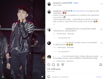 Un joven con chaqueta de cuero negra canta en un escenario. A la derecha, se observa una publicación de Instagram con comentarios de usuarios
