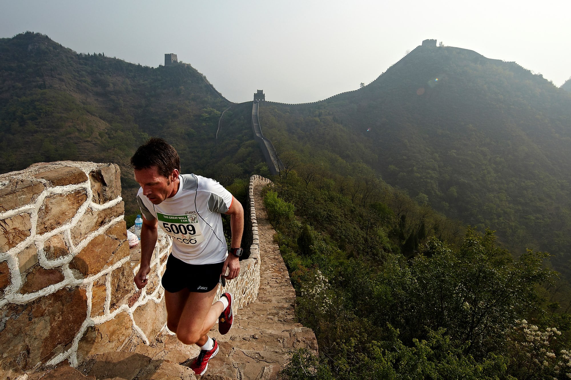 Los atletas rarámuris y mixtecas sortearon 5 mil 164 escalones y cambios extremos de altitud para marcar una actuación histórica para México. (The Great Wall Marathon/Facebook)