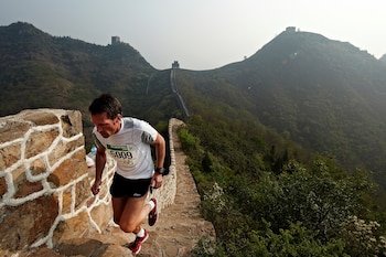 Los atletas rarámuris y mixtecas sortearon 5 mil 164 escalones y cambios extremos de altitud para marcar una actuación histórica para México. (The Great Wall Marathon/Facebook)