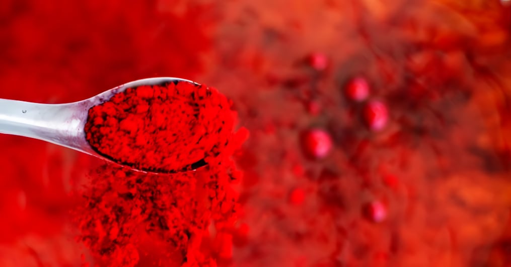 El cambio de color que produce la eritrosina durante el proceso actúa como señal visual para los usuarios, lo que garantiza la confianza y la autonomía en la purificación de agua doméstica
Foto: Canva