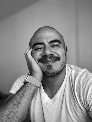 En las dos temporadas anteriores, López se limitó a dirigir; ahora enfrenta un desafío distinto: representar situaciones que él mismo vivió sin dejarse arrastrar por la emoción personal.