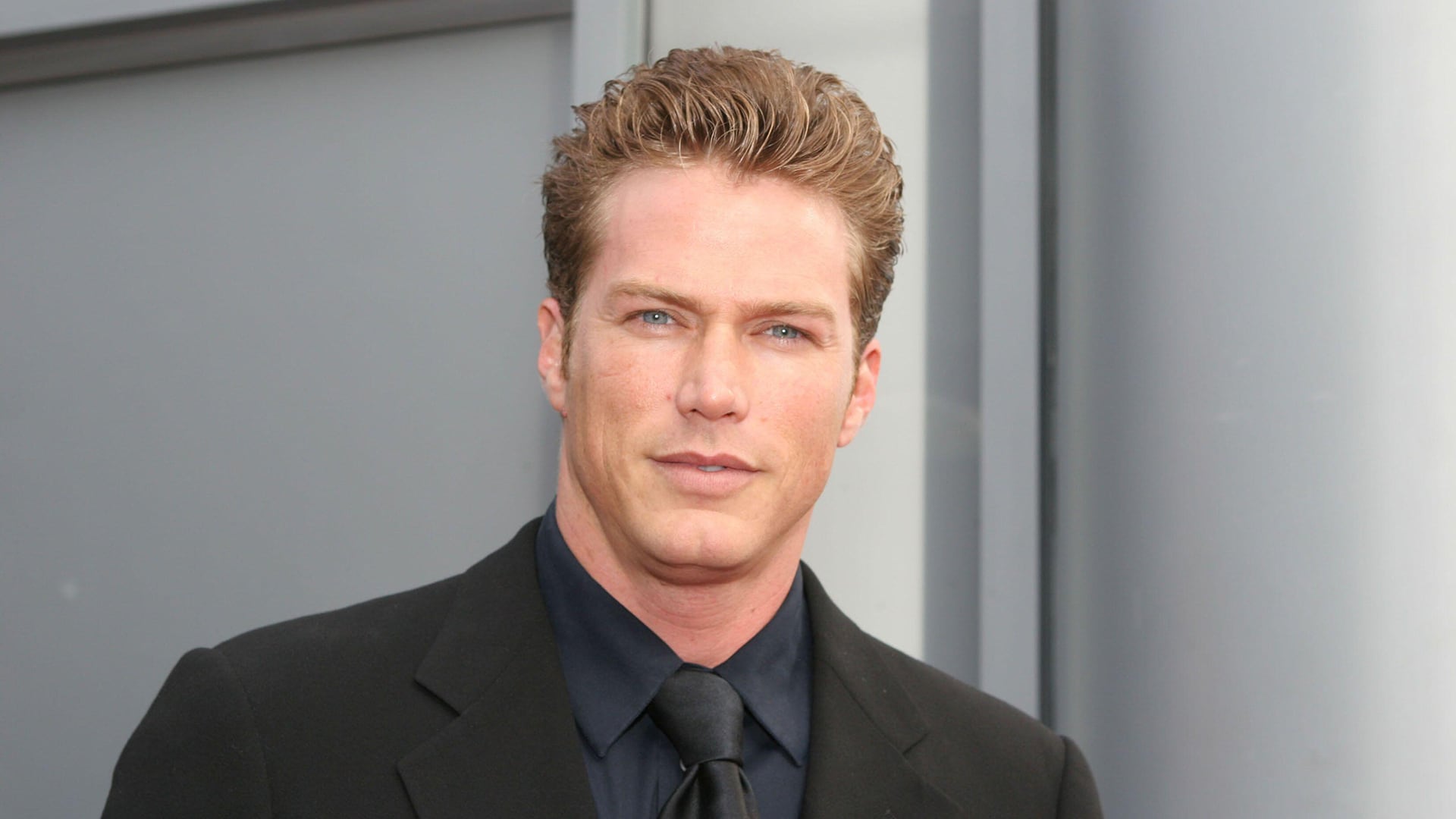 Jason Lewis deja Hollywood y encuentra inspiración literaria en Costa Rica para escribir una saga de fantasía épica de nueve novelas - (Grosby)