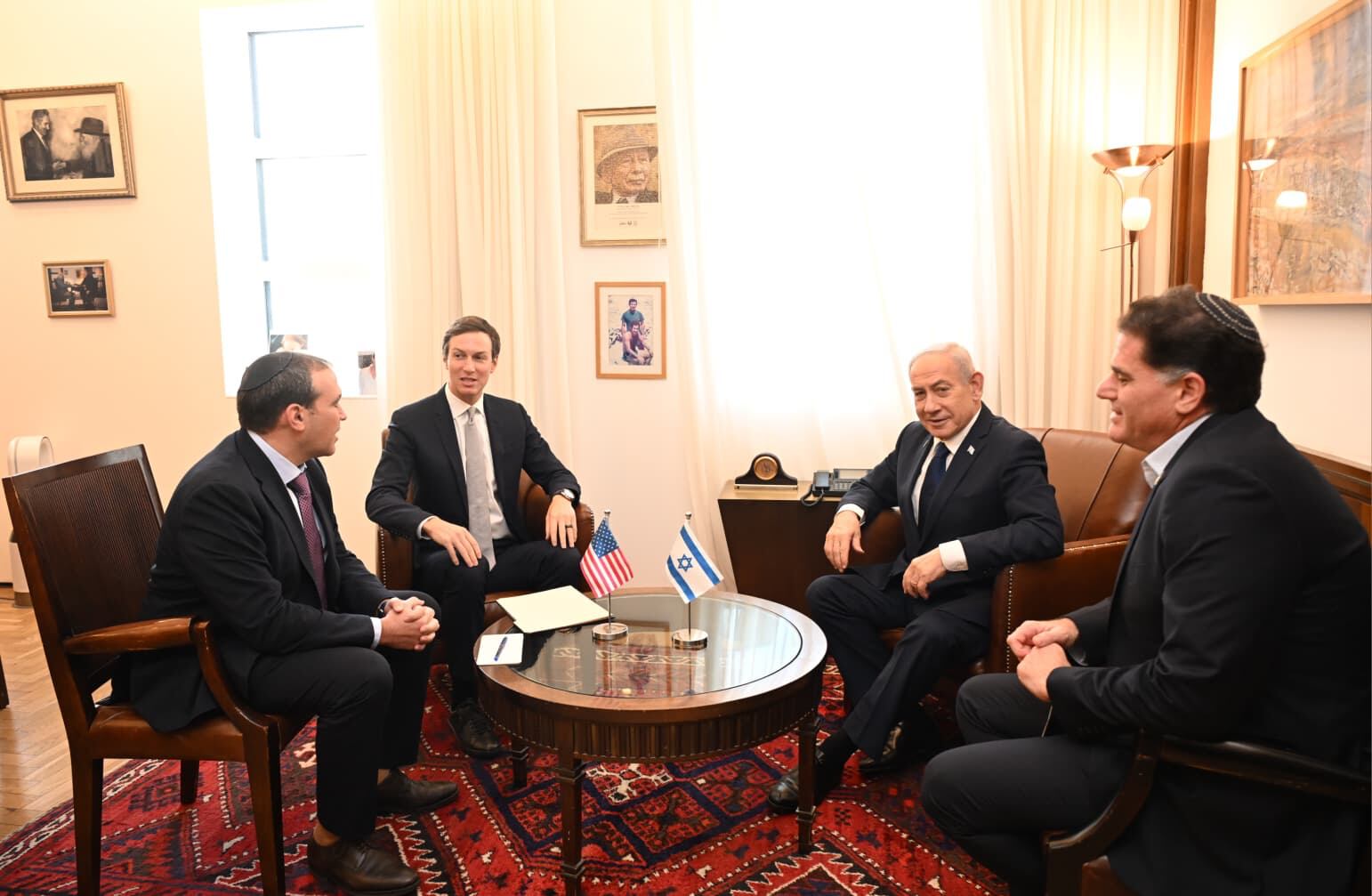 Benjamin Netanyahu, Ron Dermer ( a su izquierda), Jared Kushner (a la derecha) y Aryeh Lightstone durante la reunión que mantuvieron ayer en Jerusalén, (Israel)