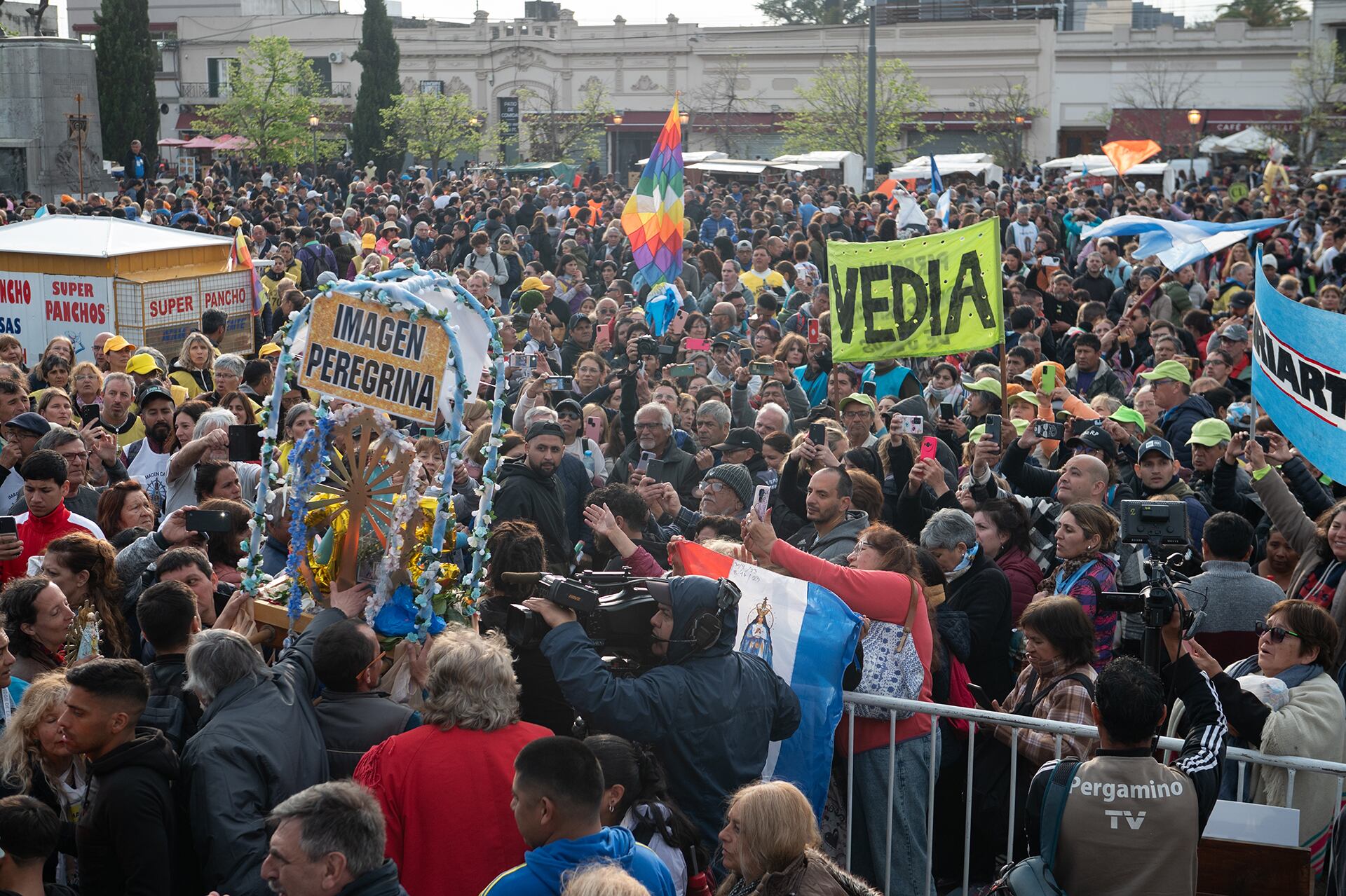 La peregrinación a Luján representa un viaje espiritual y comunitario, con profundo simbolismo teológico católico (Jaime Olivos)