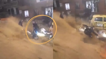 Moto arrastrada por las lluvias en Medellín