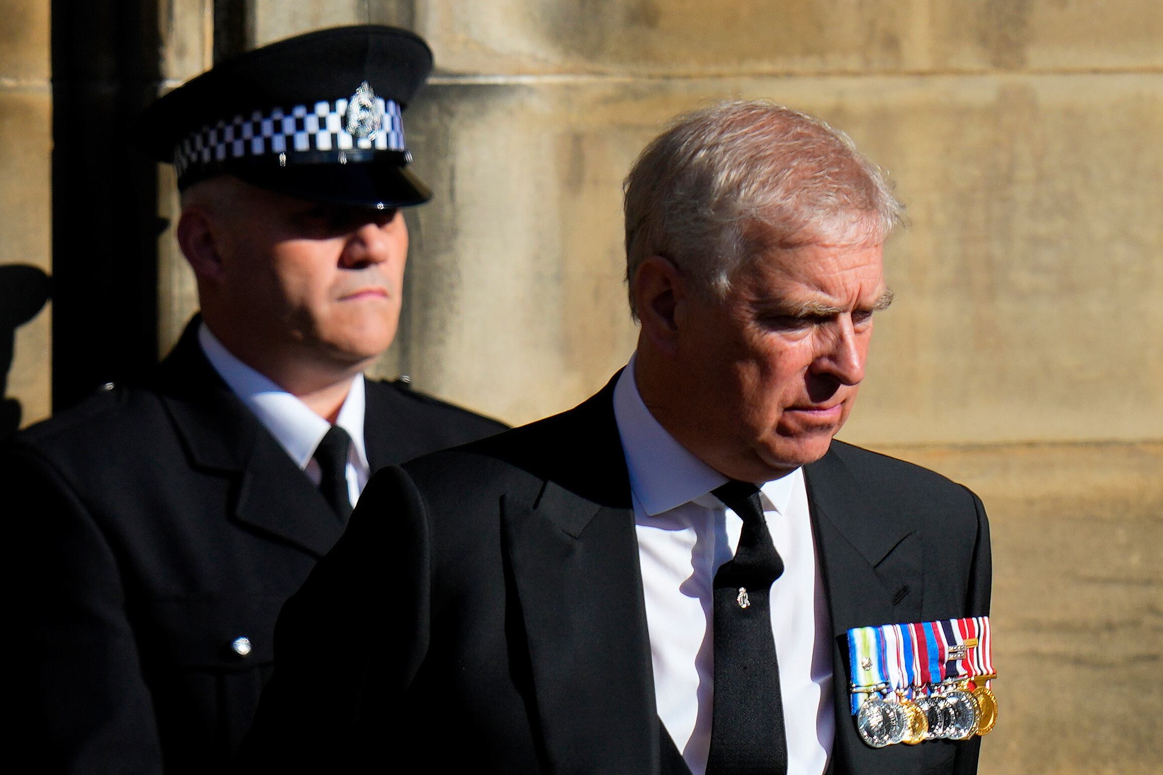 La monarquía británica atraviesa una crisis inédita por la detención del exduque de York, generando dudas sobre su estabilidad y el futuro de la institución (AP Foto/Petr David Josek, Archivo)