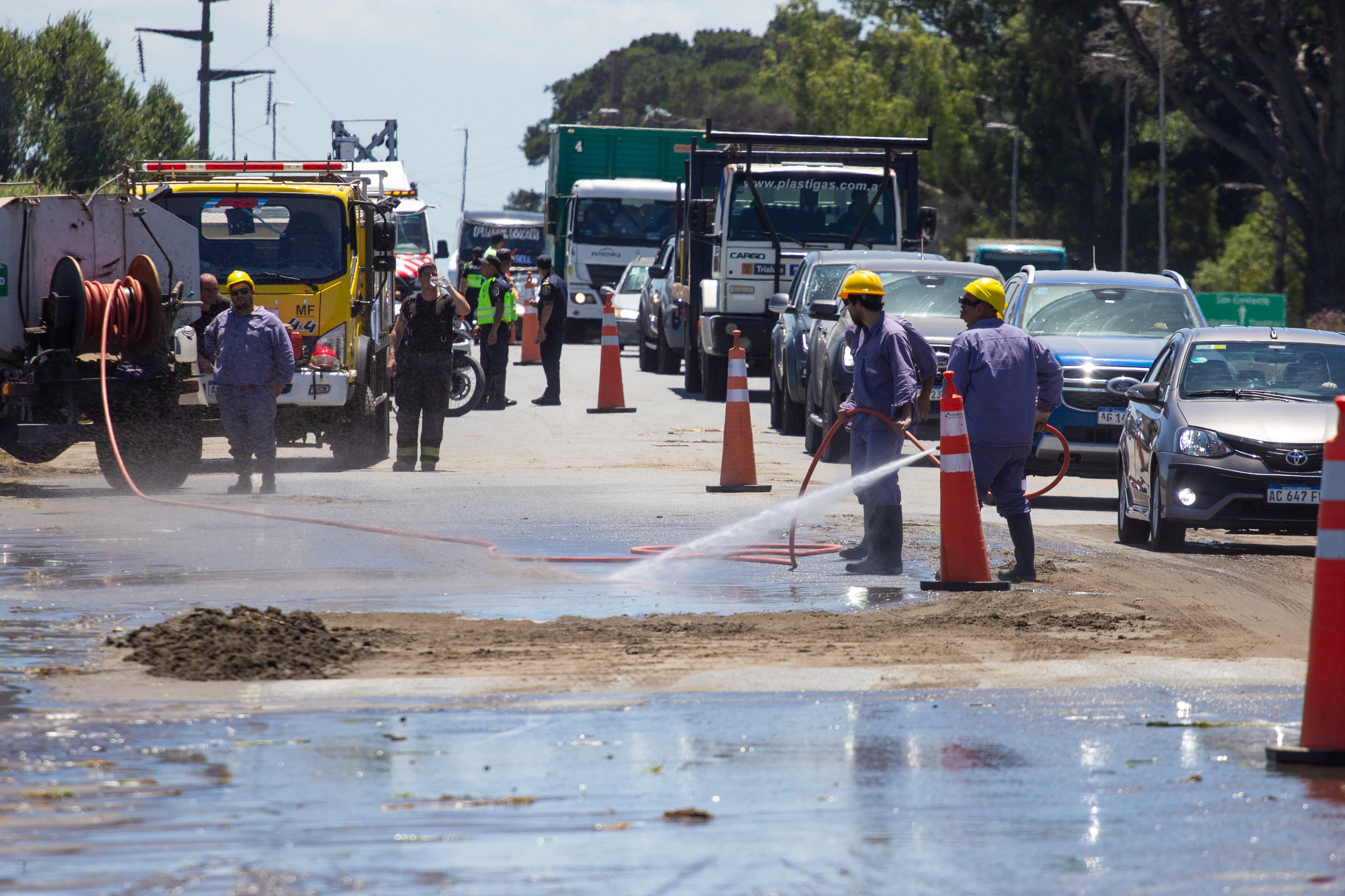 El derrame de efluentes y materia fecal en la ruta a la altura del kilómetro 396 generó riesgos sanitarios y obligó a tomar medidas inmediatas para proteger la salud pública (Crédito: Pablo Klauffer)