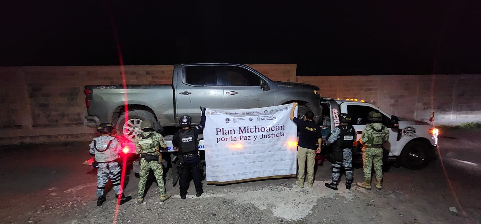 Dos de las camionetas decomisadas contaban con reporte de robo y habían sido modificadas con blindaje artesanal. (X @SSeguridad_Mich)
