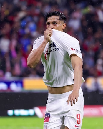 El delantero mexicano marcó el gol del empate en el Clásico Tapatío