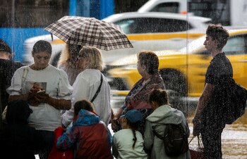 Gente esperando un omnibus bajo