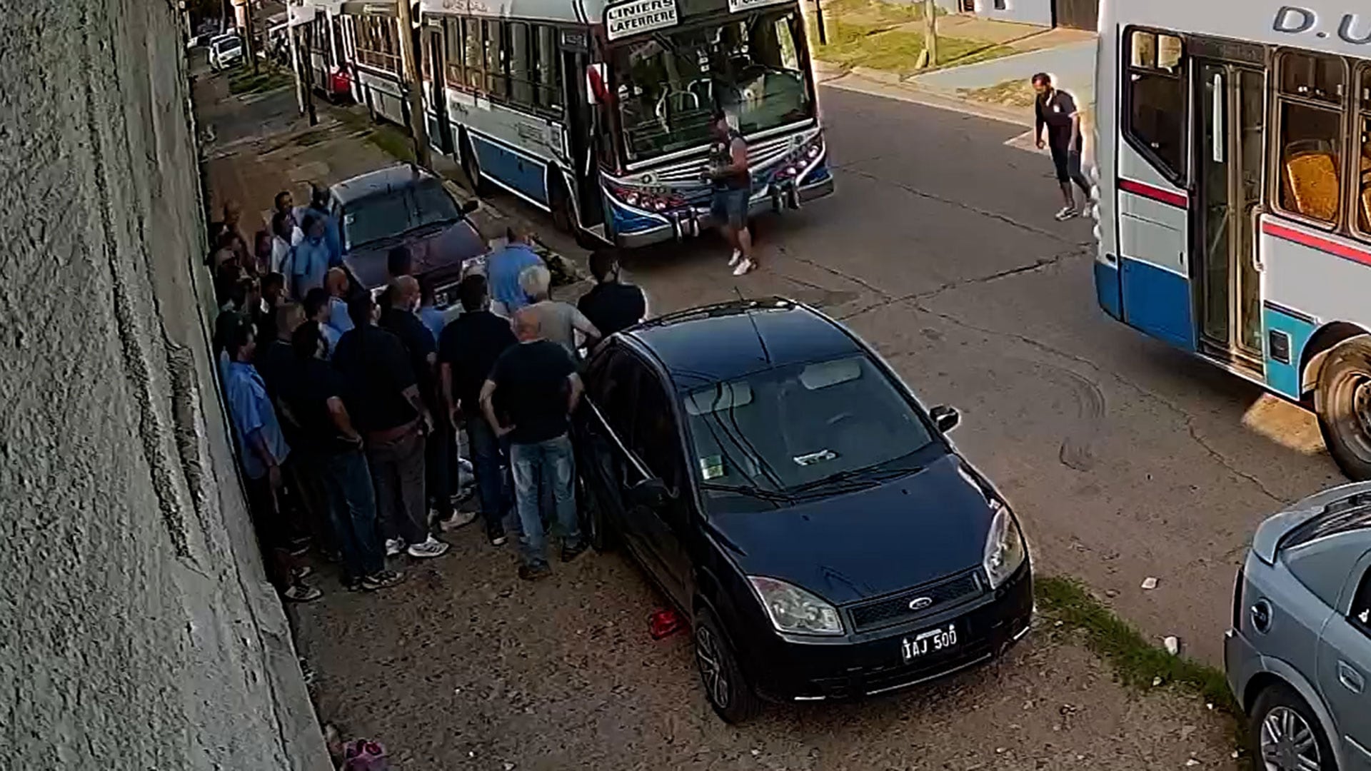 Activistas de la UTA agreden al dueño de la empresa Expreso del Oeste tras un bloqueo sindical en 2021