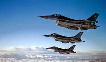 Dos patrullas de cazas F-16