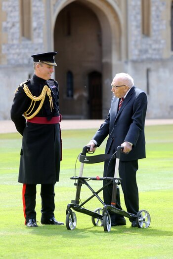 Para su cumpleaños número 100 el mes pasado, fue nombrado coronel honorario y miembro honorario del equipo de cricket inglés