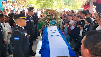 Entre cantos y música de mariachi sepultan a jóvenes policías que murieron tras accidente en Honduras