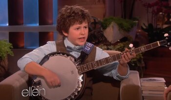 Nolan toca varios instrumentos desde