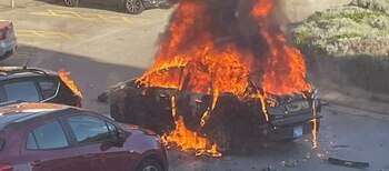 Imagen del auto en llamas