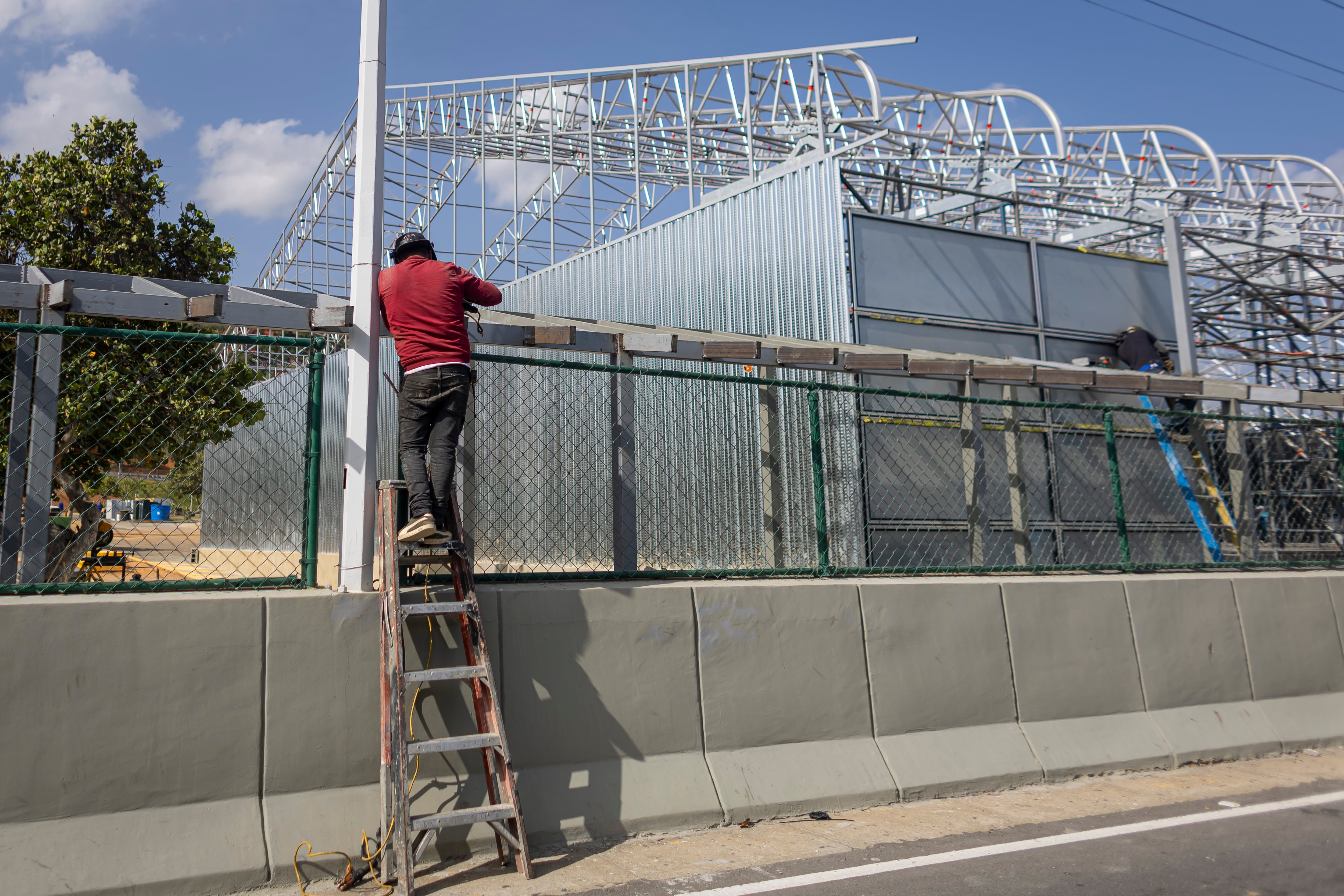 El IAIM informó que los espacios habilitados en Maiquetía son estructuras modulares metálicas conectadas con las zonas de operación mediante autobuses. (EFE/ Miguel Gutiérrez)