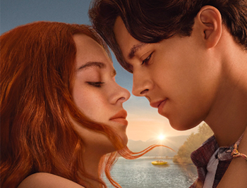 Primer plano de Matt Cornett y Sadie Soverall mirándose. Ella tiene el cabello rojo y ojos cerrados; él, el cabello oscuro y mira hacia ella, con un lago y atardecer detrás