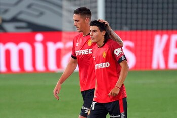 El centrocampista mexicano del Real Mallorca, Luka Romero (d), el jugador mas joven en debutar en la liga española de primera división, abandona el terreno de juego a la finalización del encuentro frente al Real Madrid en el estadio Alfredo Di Stéfano, en Madrid. EFE/JuanJo Martín/Archivo