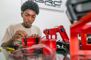 Más de un millón de colombianos certificados en habilidades digitales, como inteligencia artificial y programación, fortalecen las oportunidades de empleo y emprendimiento.