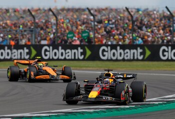 Max Verstappen y Lando Norris escoltaron a Lewis Hamilton (REUTERS/Andrew Couldridge)