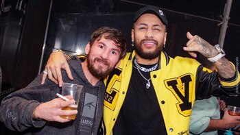 Eigon Oliver con una imitación