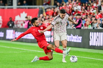 Mathieu Choinière (i), de Canadá, disputa el balón con Lucas Cepeda, de Chile, durante un partido amistoso en el estadio BMO Field en Toronto (Canadá). EFE/Eduardo Lima