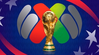 Copa Mundial de la FIFA de color dorado con su base de malaquita y texto grabado, sobre un fondo azul con formas geométricas y estrellas blancas.