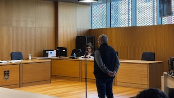 Fiscalía solicita un año de prisión para un padre acusado de agredir y lanzar una mesa a su hijo en Allariz (Ourense)
