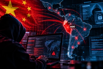 Un pirata informático con capucha opera una computadora portátil ante la bandera de China y un mapa de América con Perú iluminado en rojo