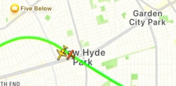 Imagen de un mapa con dos iconos de aviones (uno amarillo, uno rojo) muy cerca, indicando una ruta de vuelo verde sobre New Hyde Park