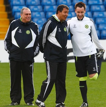 Henk ten Cate (medio) fue asistente de Avram Grant en Chelsea de Inglaterra. - créditos: Reuters