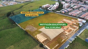 El hospital, con inversión superior a 42.000 millones de pesos, se desarrolla en un lote ubicado detrás de la institución educativa, zona que la comunidad identifica como un posible humedal - crédito @hospitaldelaceja/Instagram