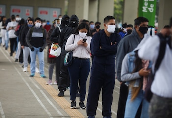 Pasajeros esperan por abordar el