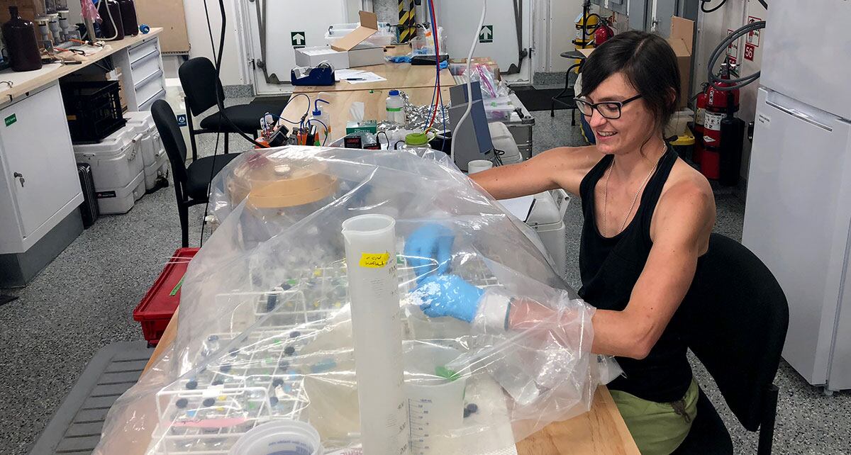 Para evitar la contaminación por oxígeno, la doctora Claudia Frey realizó experimentos a bordo bajo una atmósfera controlada de nitrógeno, justo después de recoger las muestras (University of Basel/Xin Sun)