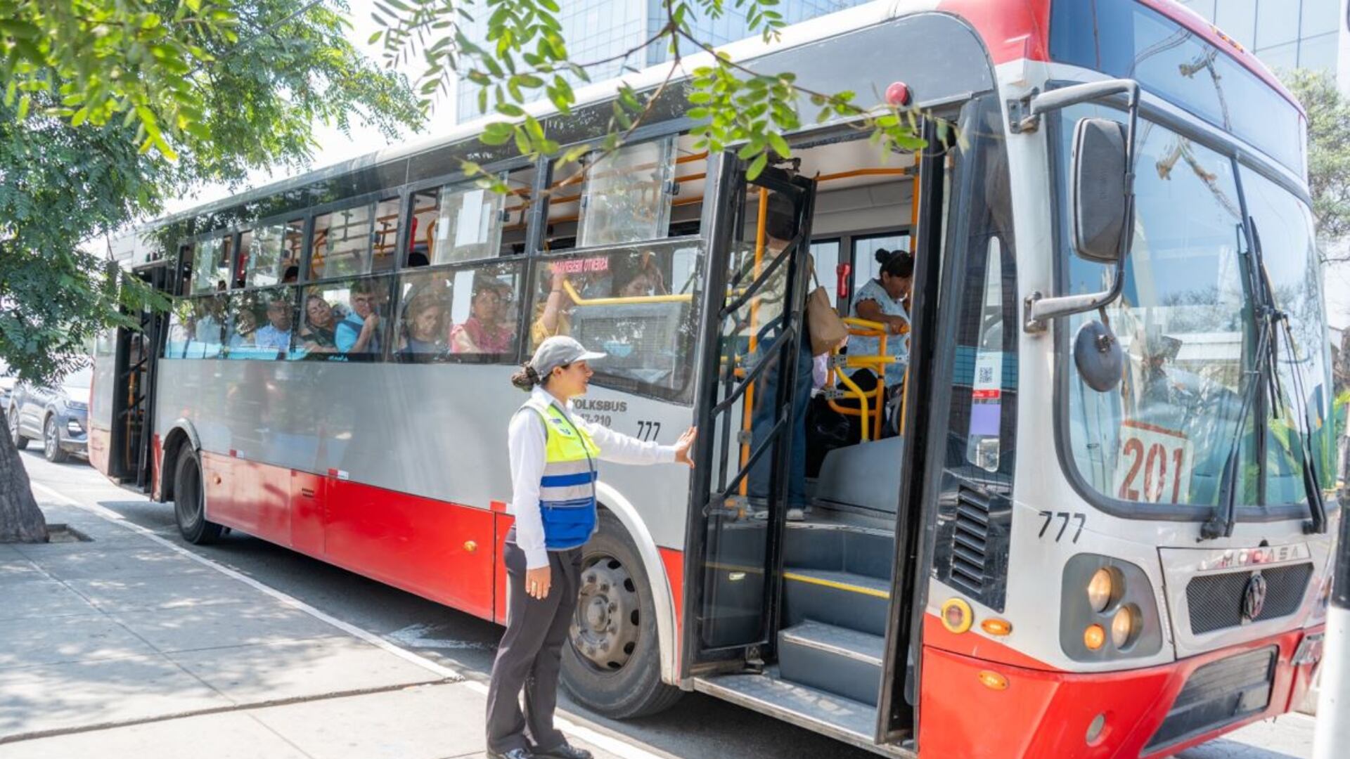 Transporte público y rutas autorizadas acercan a los asistentes a la Feria del Libro de Lima 2026| Foto: Andina