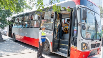 Transporte público y rutas autorizadas acercan a los asistentes a la Feria del Libro de Lima 2026| Foto: Andina