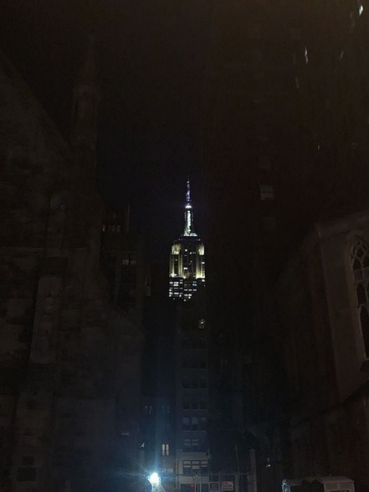 El Empire State iluminado en la noche de Manhattan, una de las postales que Emilia Attias compartió de su viaje