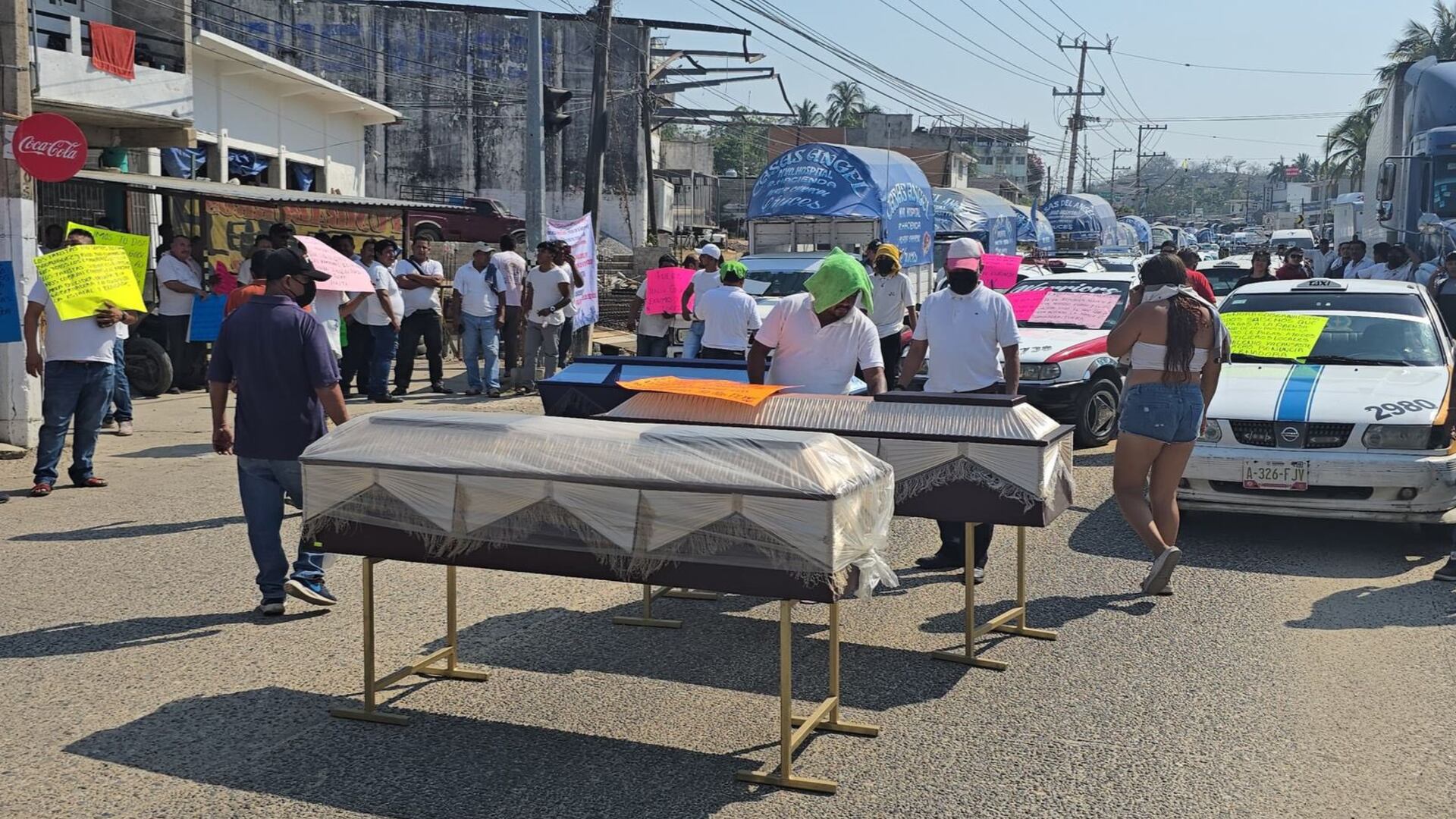 Los bloqueos con féretros en llamas causaron bloqueos en la Autopista del Sol e impidieron que varios vacacionistas llegaran sus destinos | Foto: X / @ImpudorPolitico