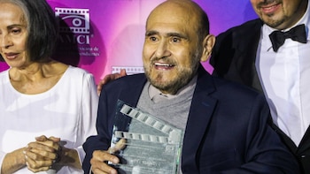 Edgar Vivar recibe la Claqueta