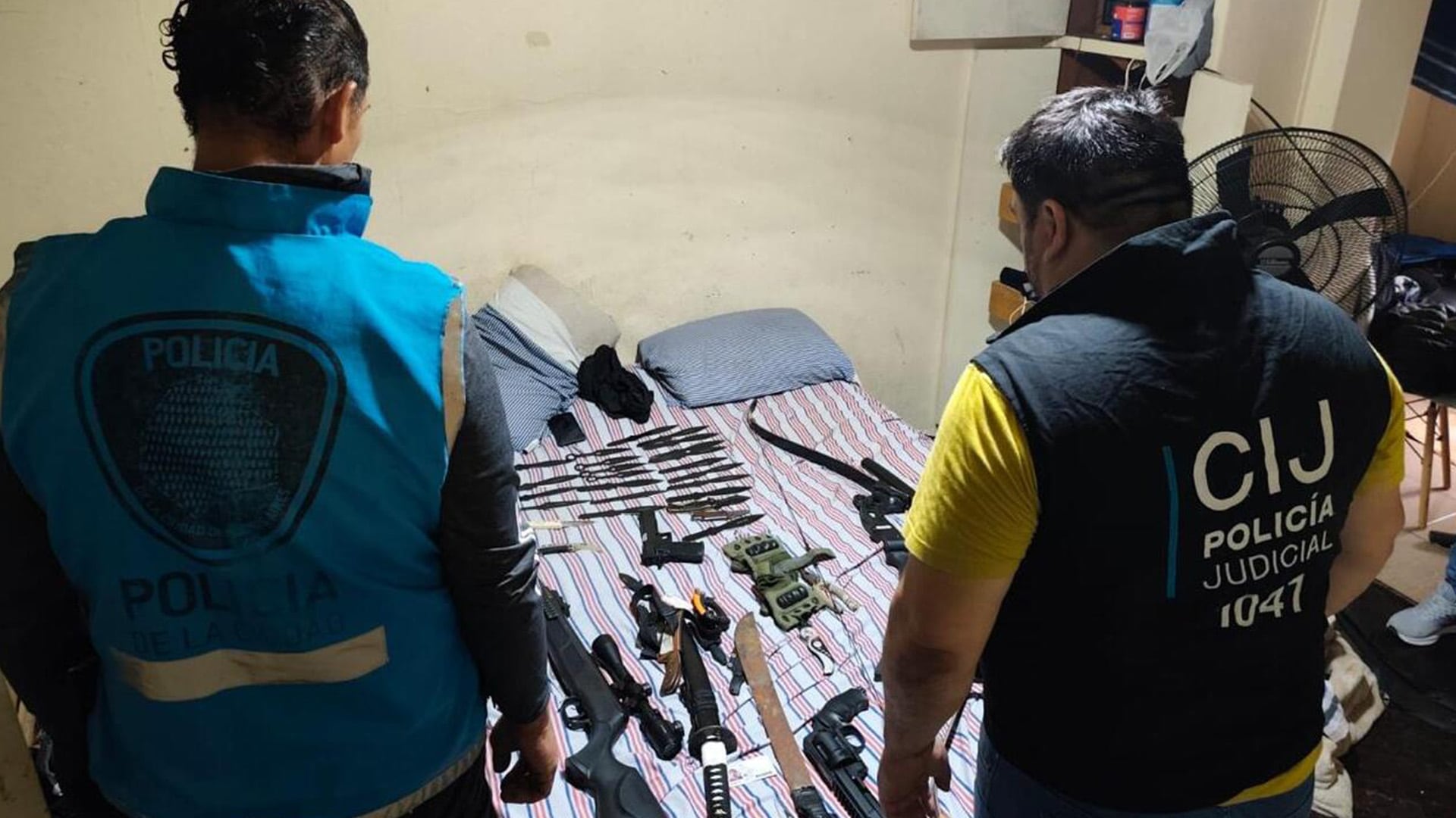 Las autoridades hallaron un arsenal de armas blancas y de aire comprimido en un domicilio de Almagro