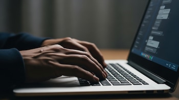 Mitos sobre la batería de las laptops: cargarla toda la noche, el límite del 80% y otros errores